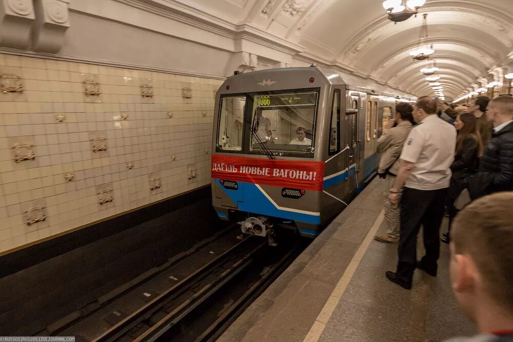 Поезд метро кольцевой. Парад поездов метро Ока. 80 Лет московскому метро. Поезд 80 лет московскому метро. Поезд Ока 80 лет московскому метро.