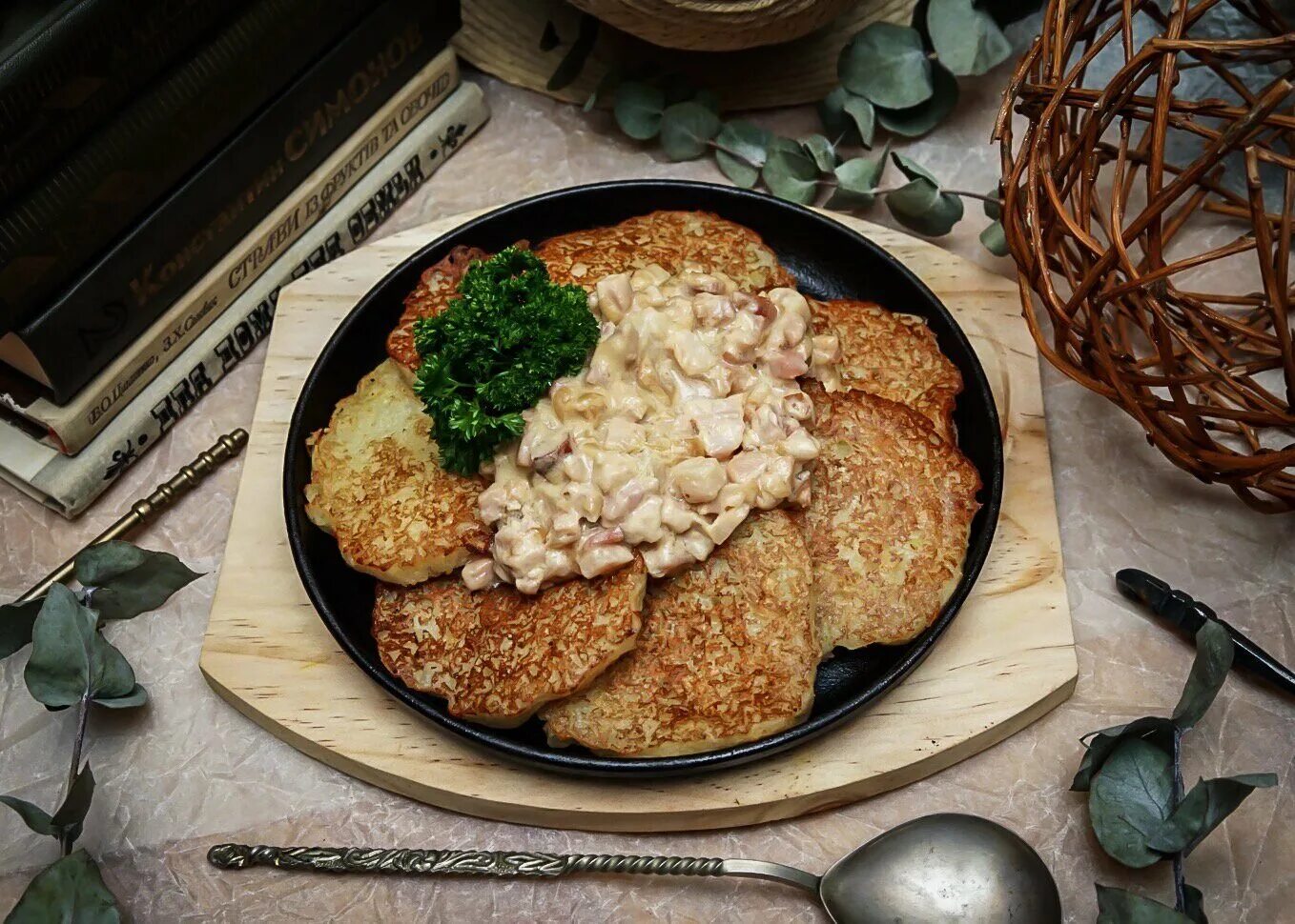 Белорусская Национальная кухня драники. Белорусская кухня драники. Драники белорусское национальное блюдо. Белорусские драники