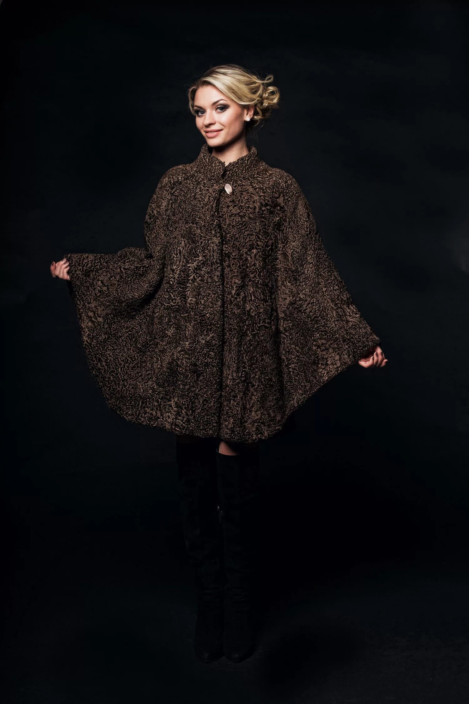 Фасон шуб из каракульчи. Модные шубы из каракуля 2022. Шубы каракуль империал ноирот. Шуба женская из каракуля. Каракуль шуба 2022.