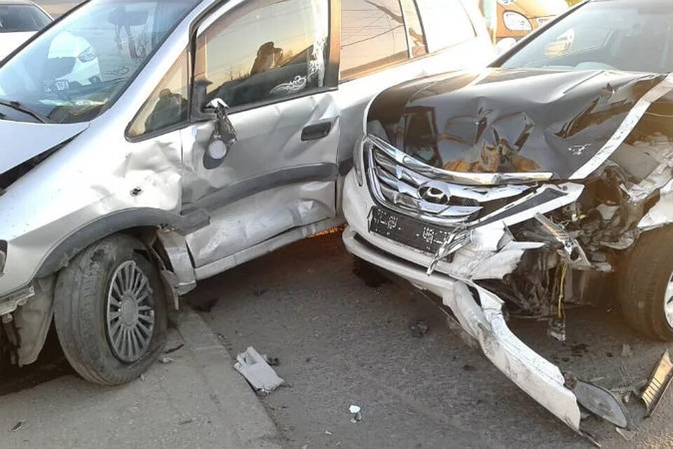 Разъехались после дтп. Авария опель хендай на кировском. Разъехались после дтп. Дтп челябинск бмв и хендай. Разъехались после дтп.