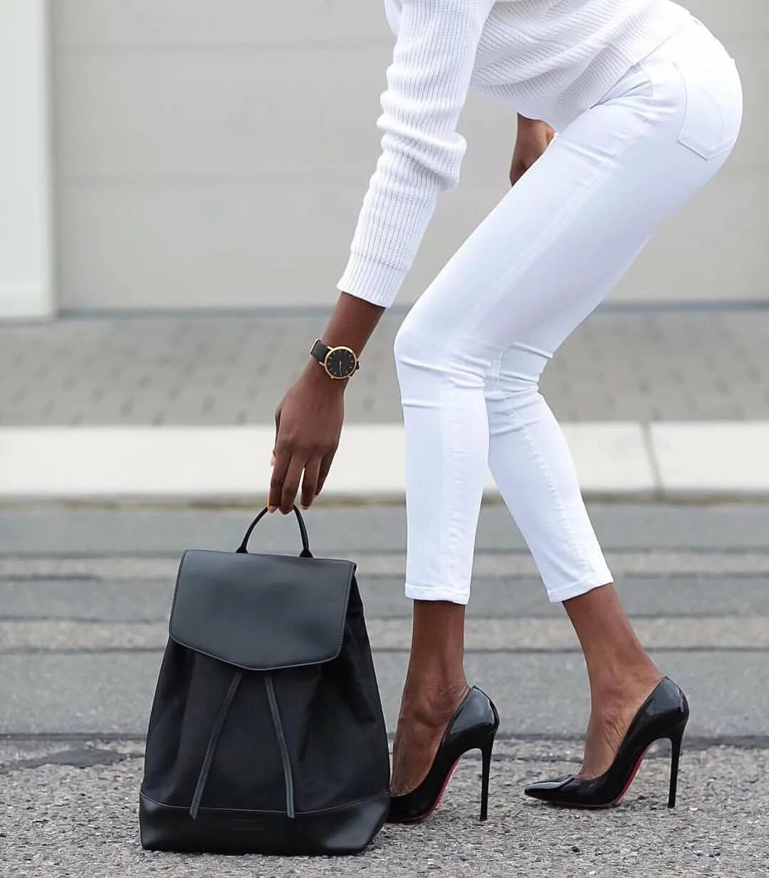 Почему предпочитают черных. Белые брюки. Белые джинсы. Джин белый. Образы с белыми джинсами.