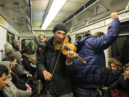 Играет на скрипке в метро. Музыкант в метро вагоне. музыканты в электричках. скрипач в метро. музыканты в московском метро.