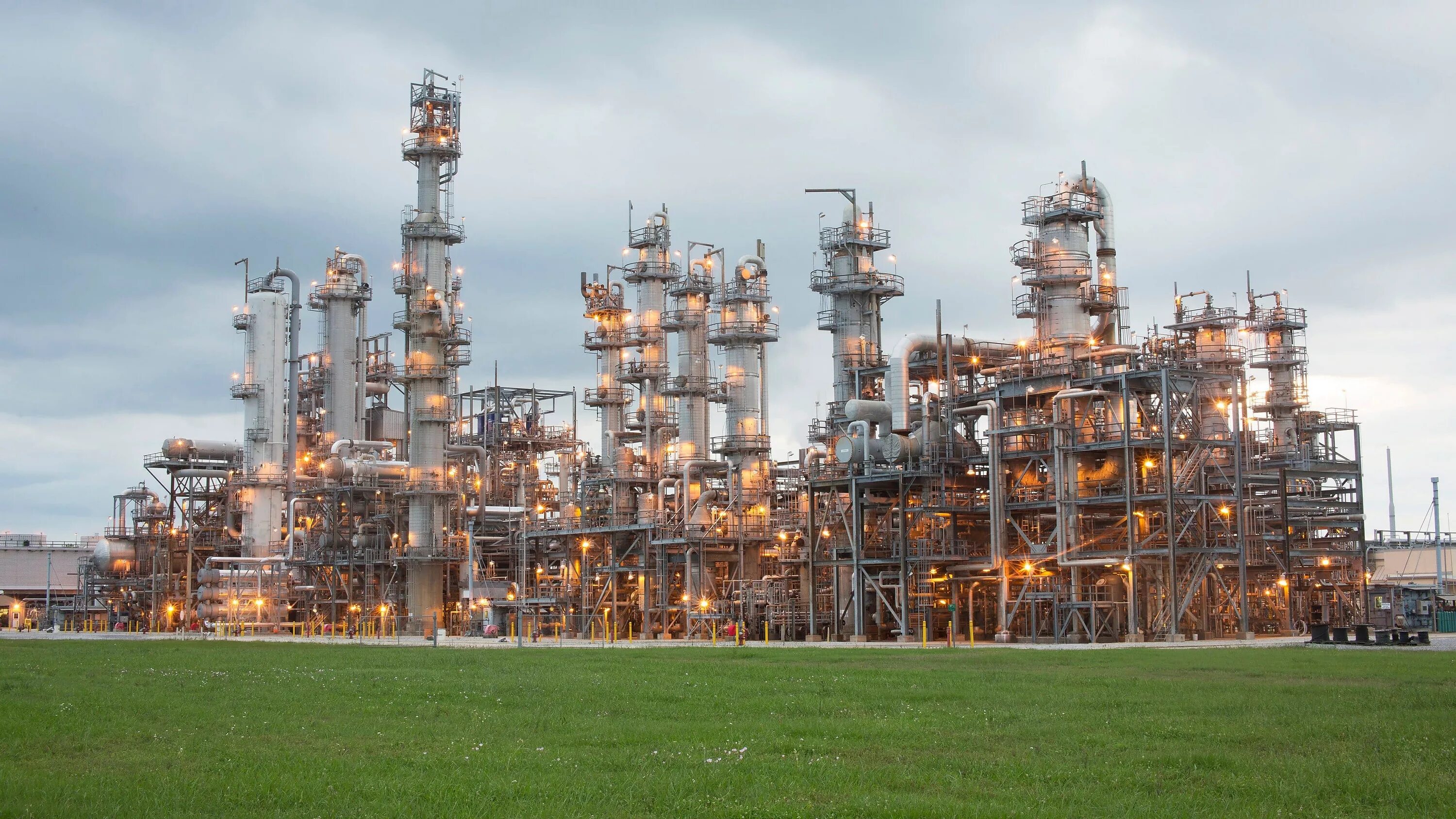 Самый крупный нефтеперерабатывающий завод. Нпз shell. онпз омск. московский нпз. европейские нефтеперерабатывающие заводы.