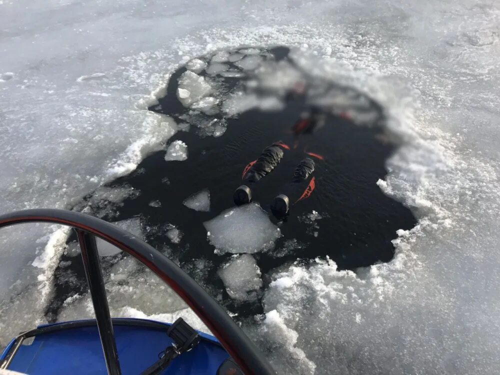 Лед всплывает в воде