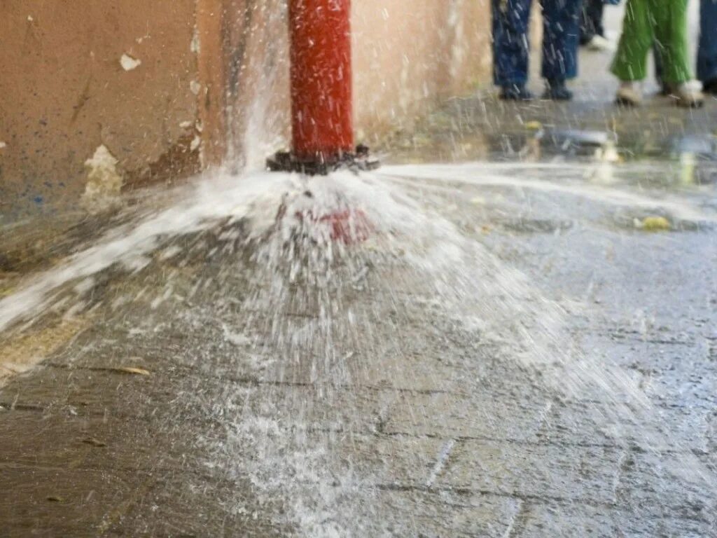 Прорвал вода донбу в казахстане. Прорыв трубы с холодной водой. Прорыв трубы на улице. Прорвало воду на улице. Прорвал вода донбу в казахстане.