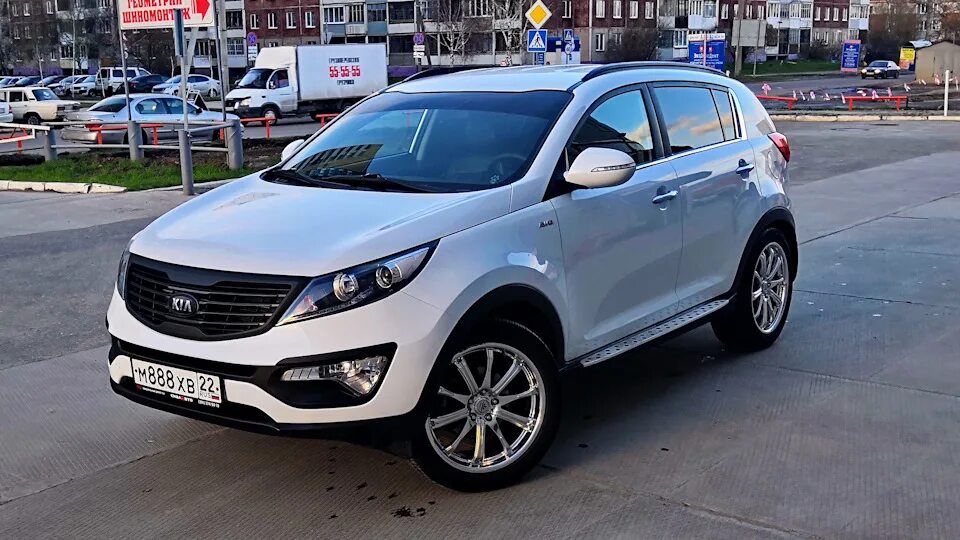 Kia Sportage белый цвет 2014 с дисками. Белый Спортейдж и диски хром. Спортейдж белый номер 173. Kia Sportage белого цвета с российскими номерами. Оренбург купить спортейдж