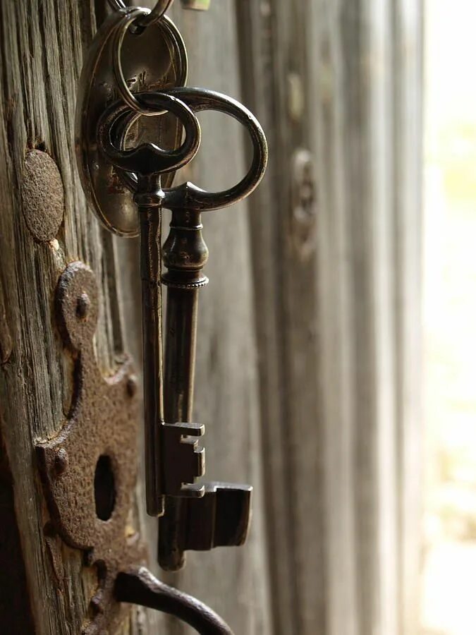Несколько открытых ключей. Ключ в двери. Старинный ключ. Ключи для дверей красивые. Старинная дверь с ключом.