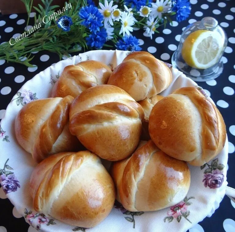 Булочка с медом. Булочки из творожного сыра. Плюшки с медом. Булочки с творожным сыром.