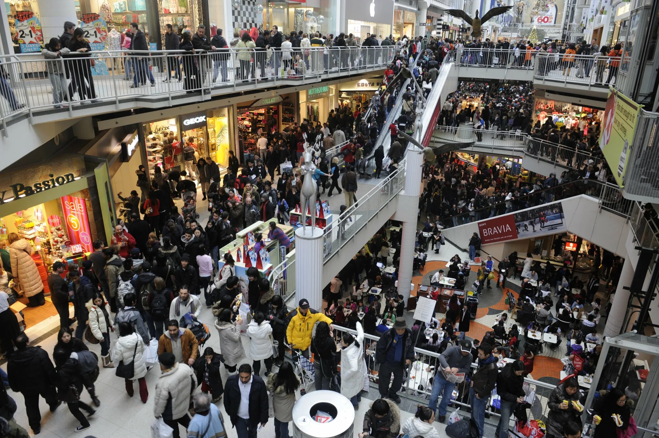 Канада шоппинг. Торговый центр внутри с людьми. Boxing Day в Америке. Шоппинг в Америке презентация.