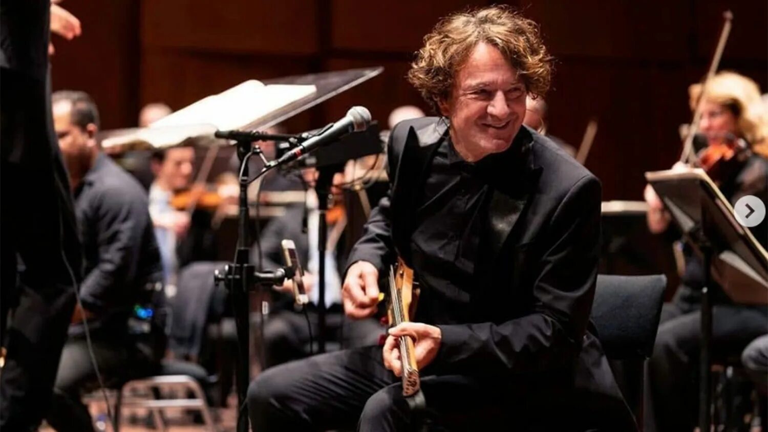 Goran bregovic с группой. Горан брегович в молодости. Дженана суджука и горан брегович. Горан брегович фото. Горан брегович сейчас.