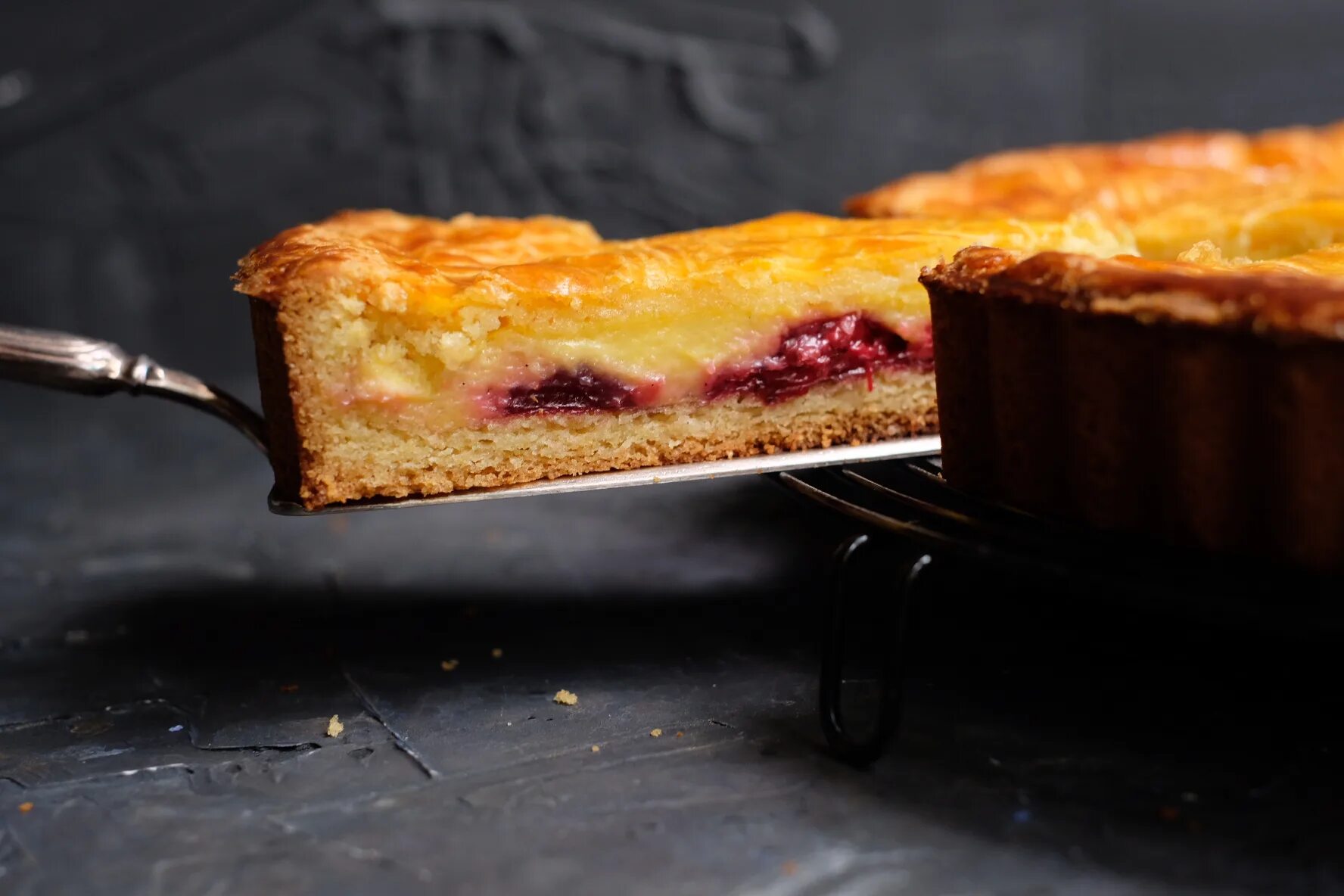 ванилин пирог. ванильный пирог на темном фоне.