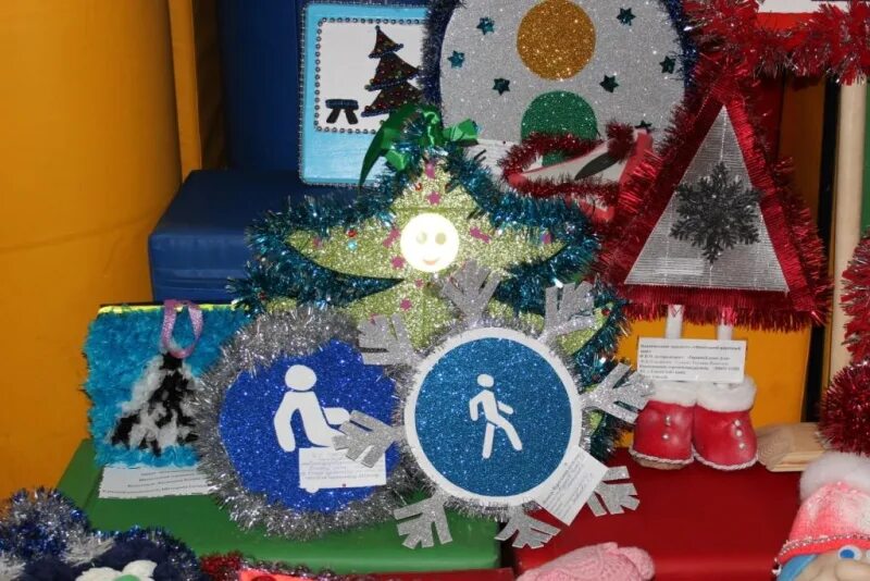 Елочная игрушка на противопожарную тематику. Елочная игрушка безопасность дорожного движения. новогодняя дорожная игрушка на конкурс. игрушки по безопасности на новый год. новогодняя игрушка по безопасности.