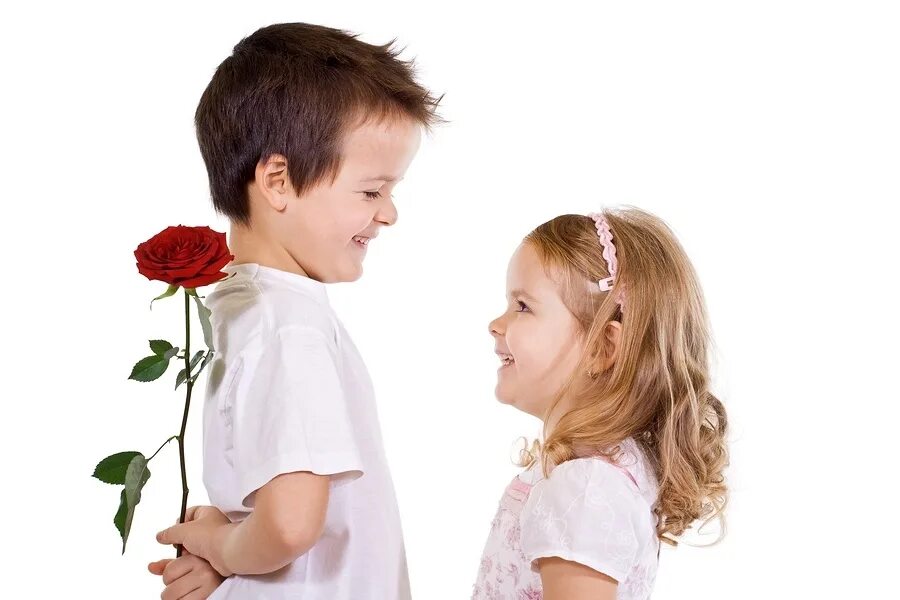 Воспитание. Покажи как мальчик и девочка делают. Дети мальчик и девочка. Мальчик дарит девочке цветы. Воспитание ребенка.