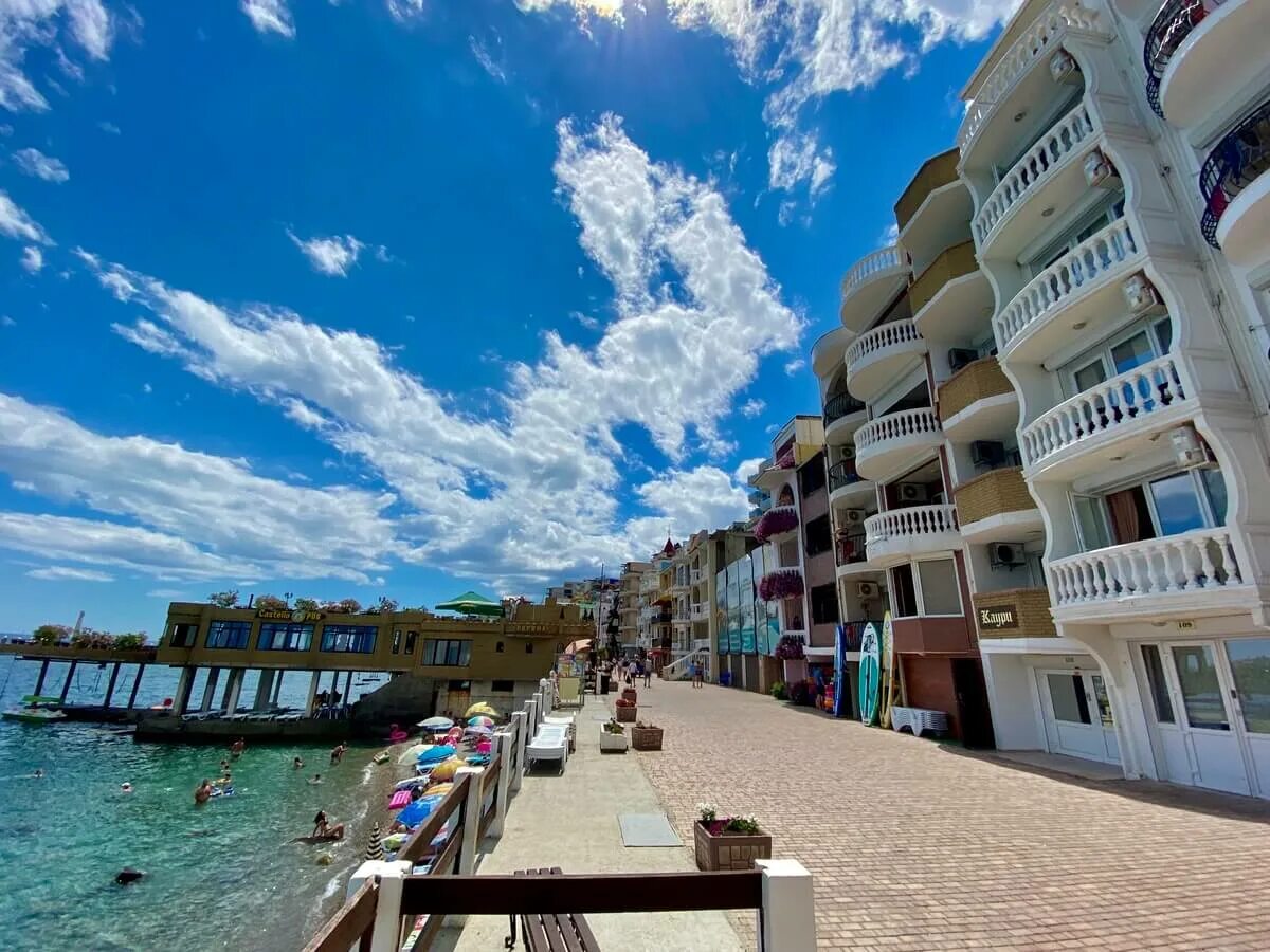 Эллинги в утесе в алуште. Крым утес отели первая линия. Утес крым отели. Поселок утес. Поселок утес отели.