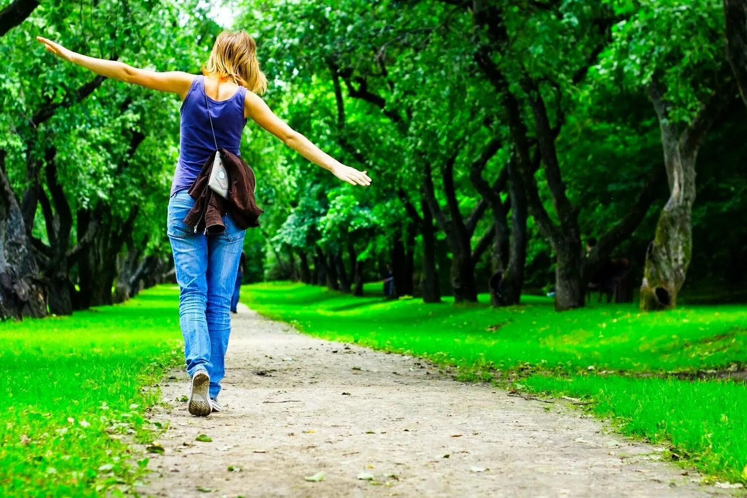 She s in the park. Прогулки на свежем воздухе. Гулять в парке. Люди гуляют в парке. Прогулка на природе.