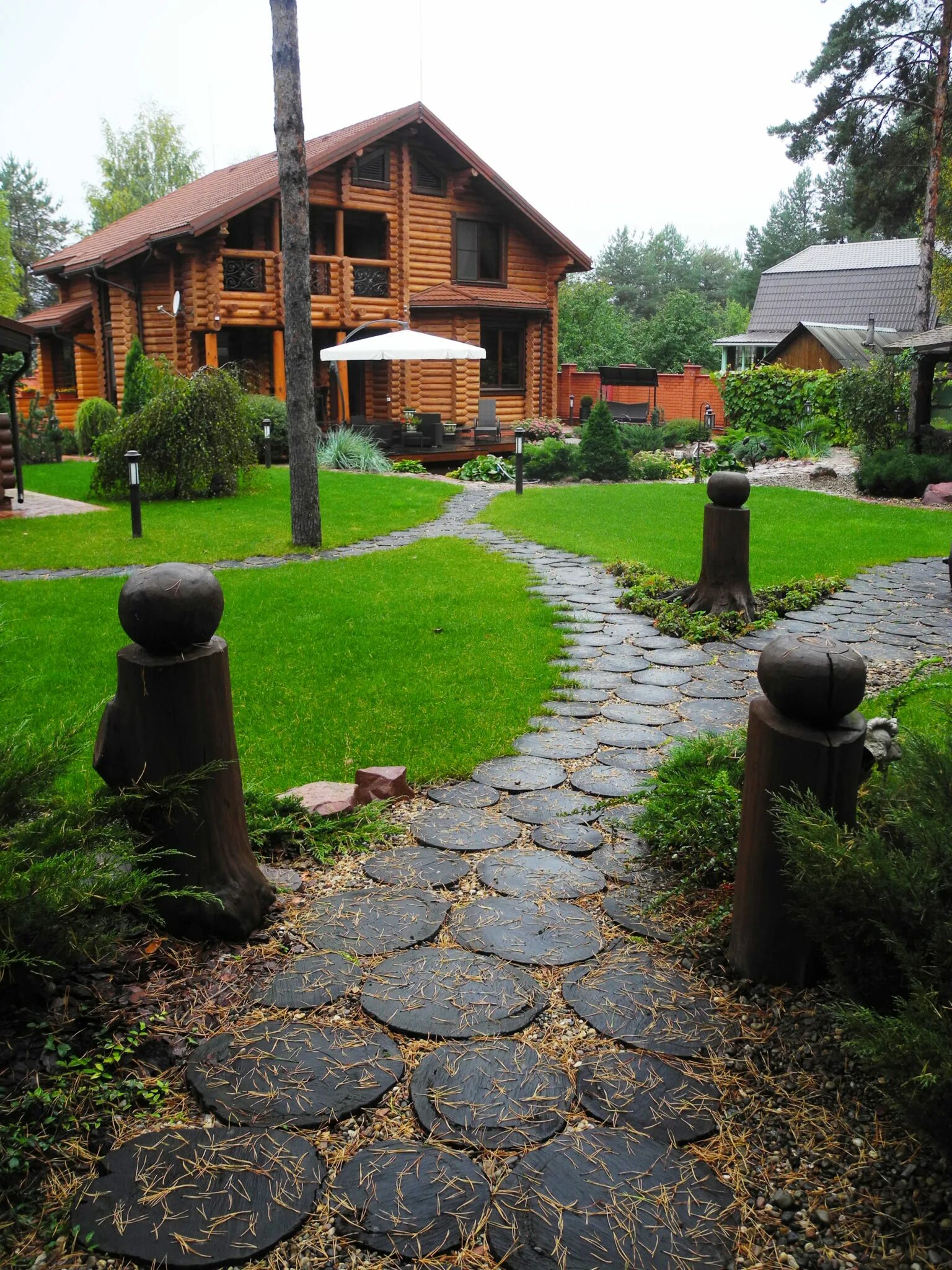 расчистка территории от деревьев и кустарников. как вырезать участок. украшения для дачи из фанеры. высадка деревьев на участке. ландшафт участка.