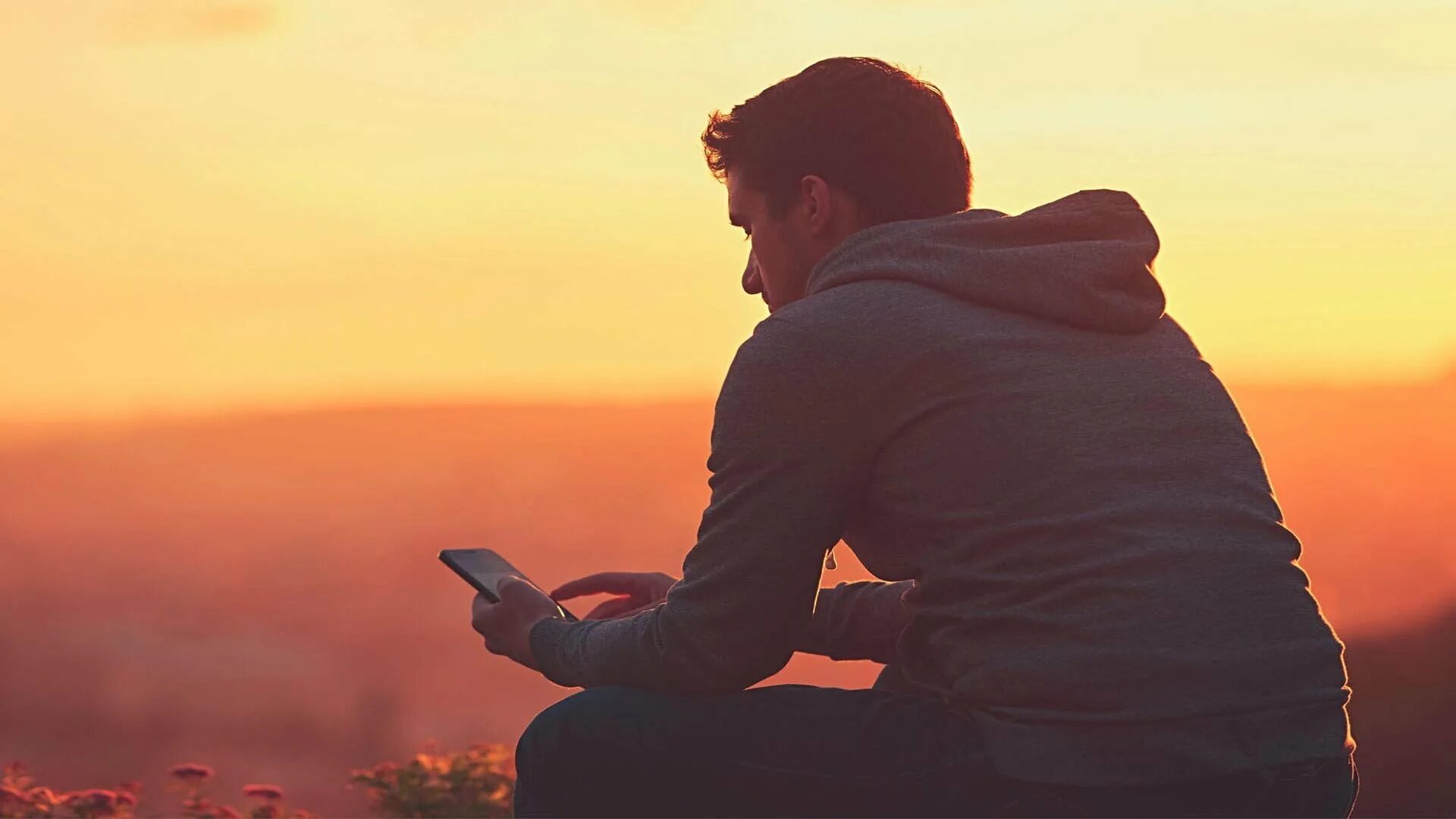 Парень скучает. Высказывания про одиночество. Хорошие мужчины одиноки. Хорошие мужчины одиноки. Мухамед каздохов.