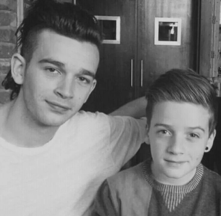 He is that his brother. Хили вили брат. Matty Healy with Louis. Мэтти из совиного дома. Matty and Aiden любовь.