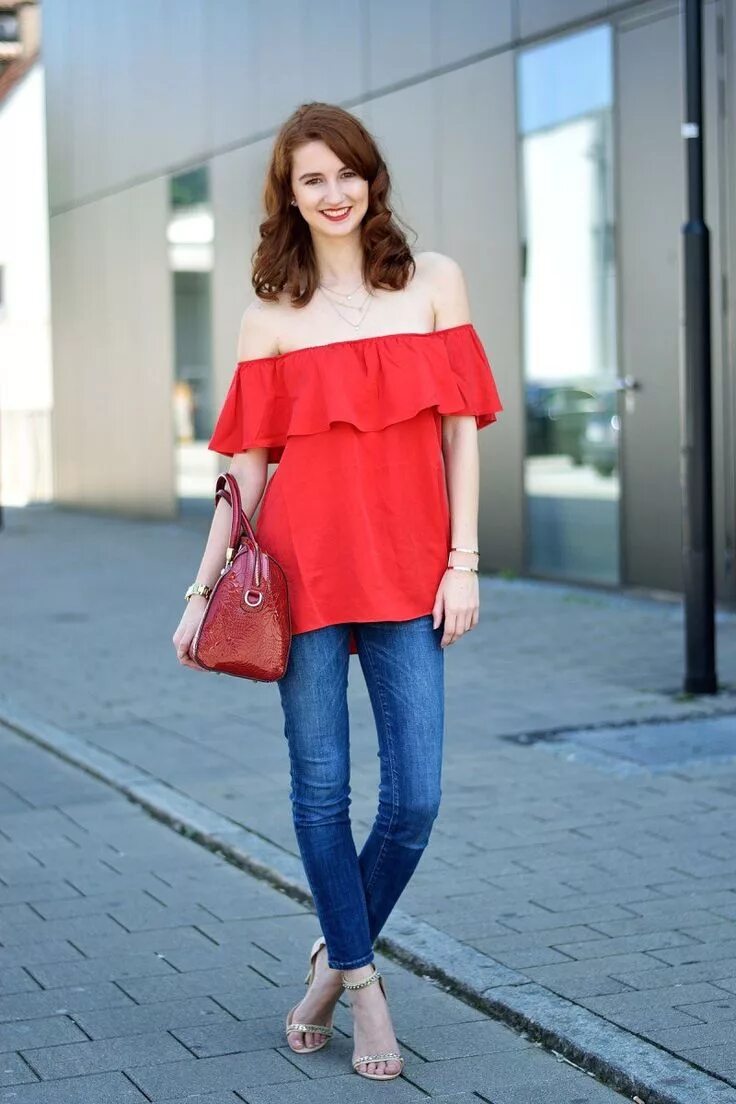 Красная блузка сочетается. Повседневные образы с красным. одежда под красную помаду. образ с красной блузкой. красная блузка с джинсами.