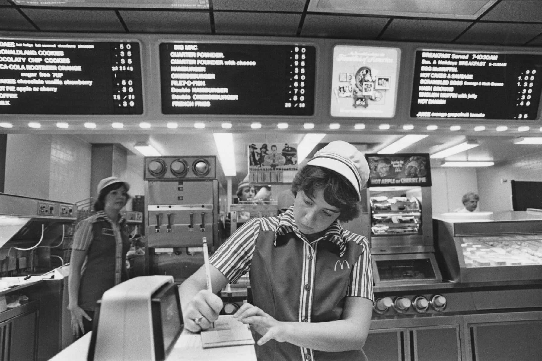 История фаст. Первый ресторан макдональдс в США. Макдоналдс 1940. Макдональдс в 1980 году. Первый макдональдс 1940.