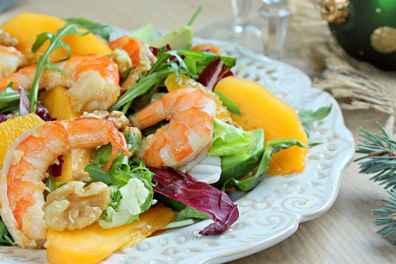 Салат с креветками и апельсиновым соусом. Салат из морепродуктов с апельсином. Намазка с морепродуктами. Креветки с апельсинами рецепт. Цитрусовый салат с креветками и авокадо.
