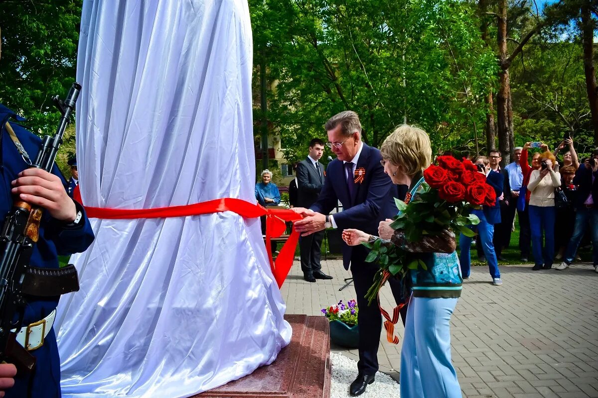 Обелиск 9 мая. Церемония возложения цветов. Возложение цветов к памятнику. Возложение венков к памятнику летчикам. Приглашение на возложение цветов к памятнику на 9 мая.