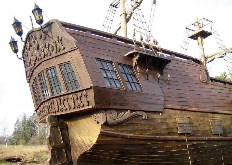 Корма парохода. Корма корабля. Корма старинного корабля. Дом корабль деревянный. Каюта деревянного корабля.