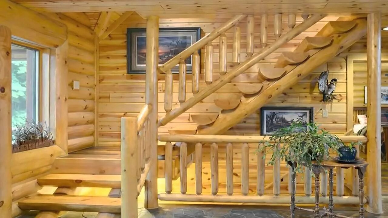 Второй этаж видео. Лестница деревянная. Деревянные лестницы для дома. Лестница в доме из бревна. Лестница в срубовом доме.