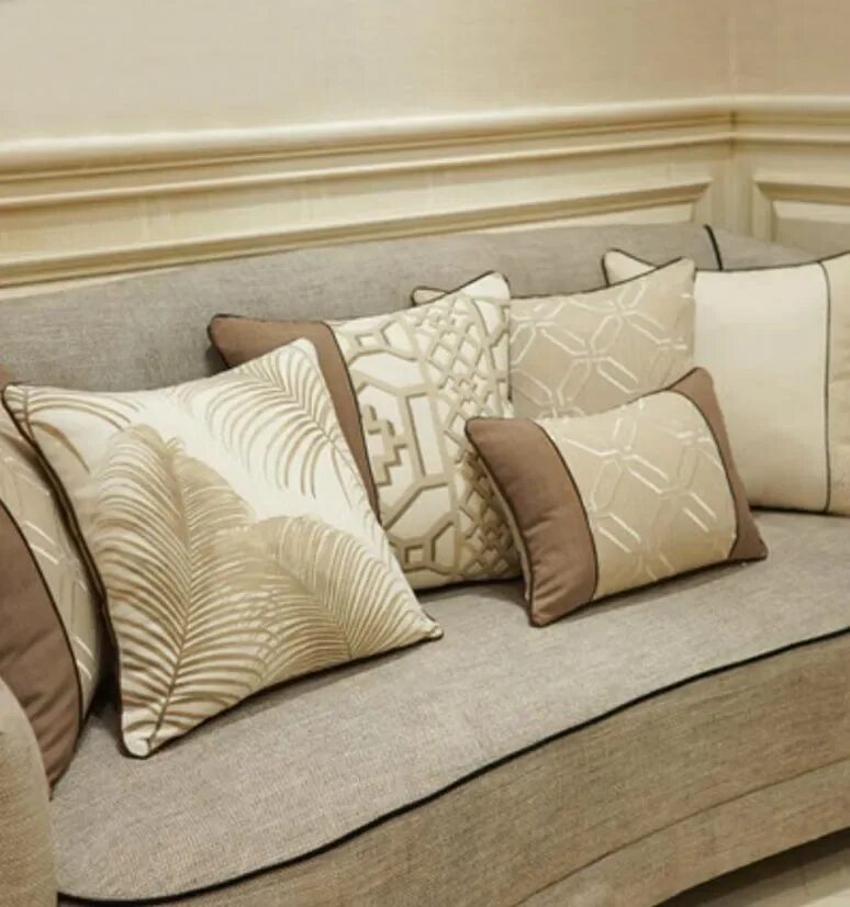 Подушки на диван фото. Комбинированные подушки для дивана. Бежевый диван с подушками. Декоративные подушки на бежевый диван. Декоративные подушки на коричневый диван.