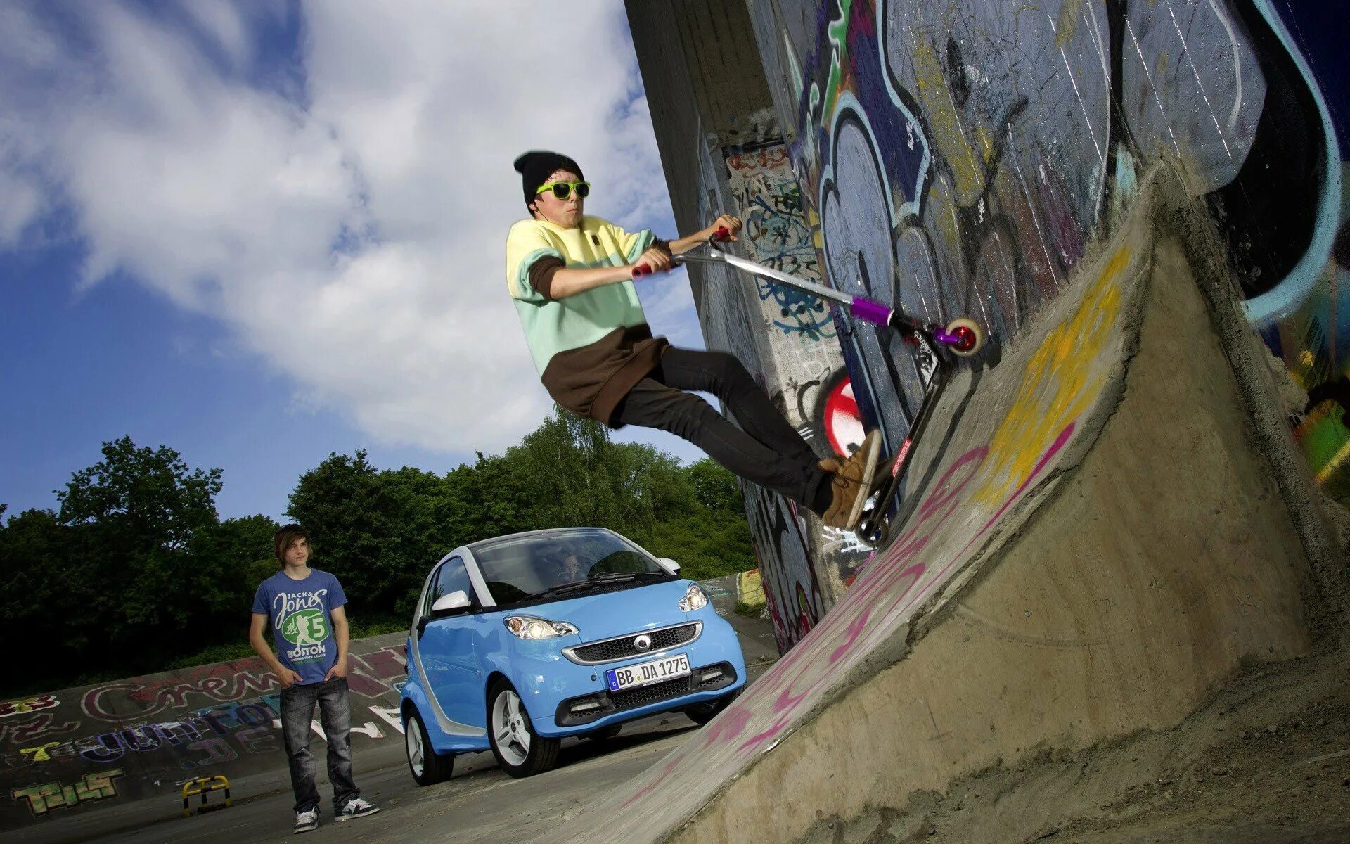 Каскадер на машине. Автомобиль в воздухе. Самый крутой трюк на машине. Крутые трюки на машинах. Subaru rally в прыжке.