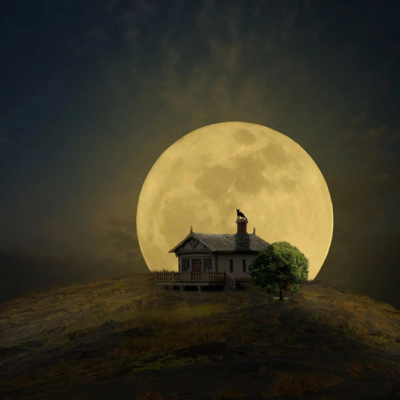 Огромная Луна. Луна над домами. Картина Луна.