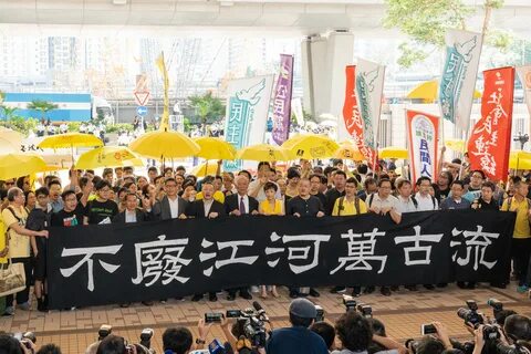数 百 名 香 港 民 主 派 政 党 人 士 及 市 民 到 法 院 外 声 援 占 中 案 9 人.(李 逸... 新 闻. 神 韵. 