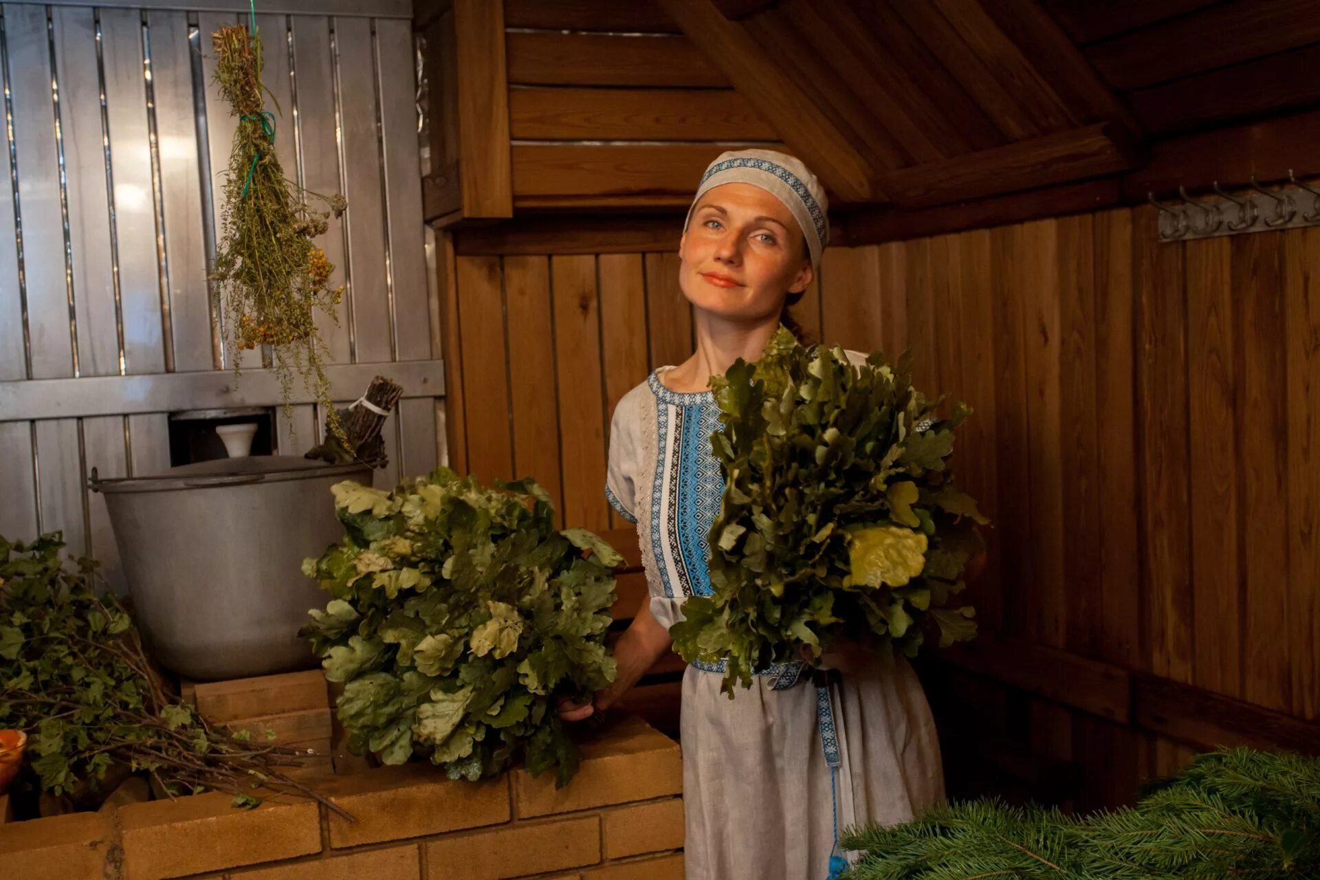 С мамой в деревенской бане. Русская баня с веником. Деревенская баня. Деревенская баня с вениками. Веник для бани.