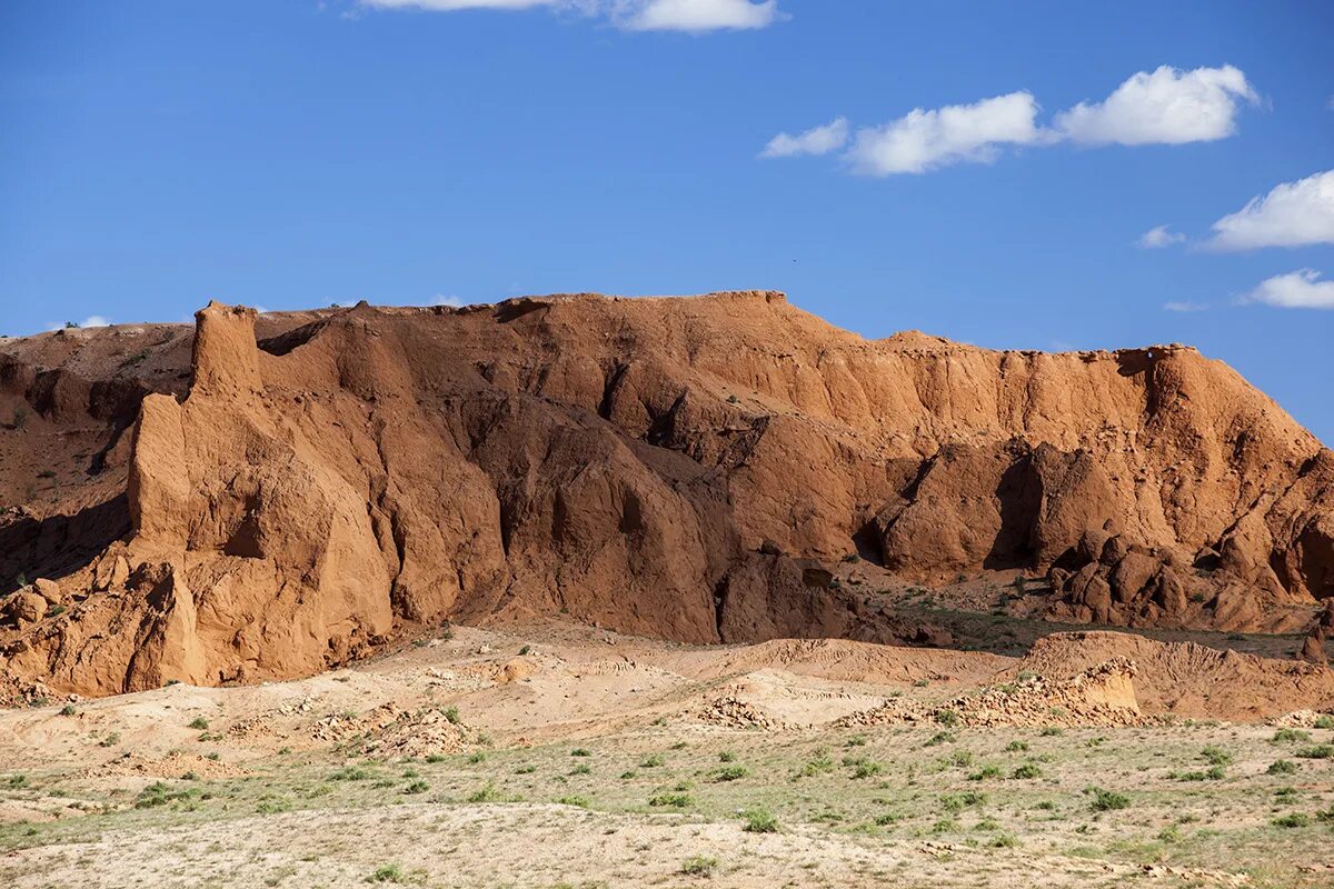 красные горы богуты. пылающая скала. национальный парк гурвансайхан, гоби, монголия. пылающие скалы баянзаг, монголия. пустыня гоби красные пески.