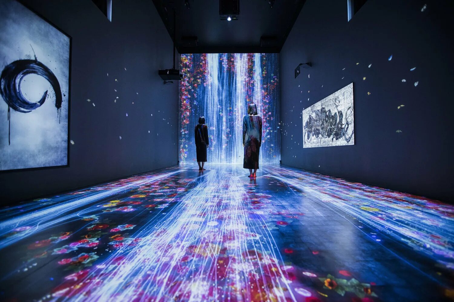 Мультимедийное иммерсивное арт-пространство Lumion. Проекция на стену. Современное интерактивное искусство инсталляция. Световая проекция. Слышимое пространство
