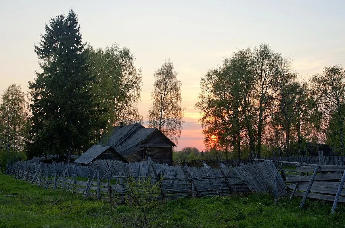 У околицы грязи. Русская деревня. Вечер в деревне. Деревня весной.