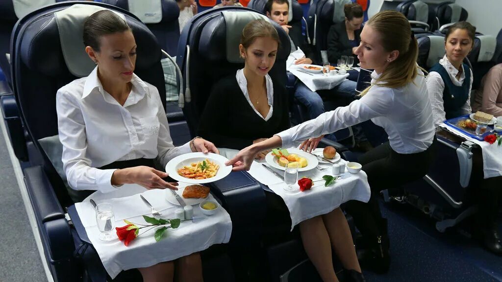 Еда в самолете Россия. Аэрофлот еда. Стюардесса разносит еду. Еда в самолете победа.
