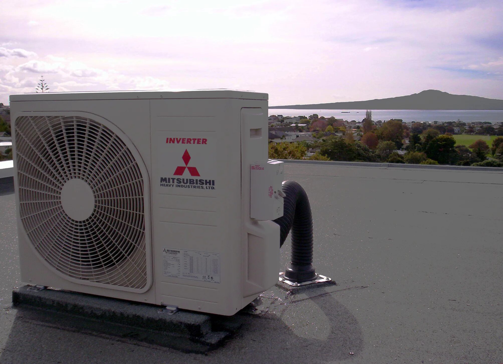 Сплит система охлаждающая. Mitsubishi Air Conditioner. Вентилятор на чиллер Mitsubishi Electric. Наружный блок сплит системы. Daichi Air air35avq1/air35fv1 внешний блок кондиционера.