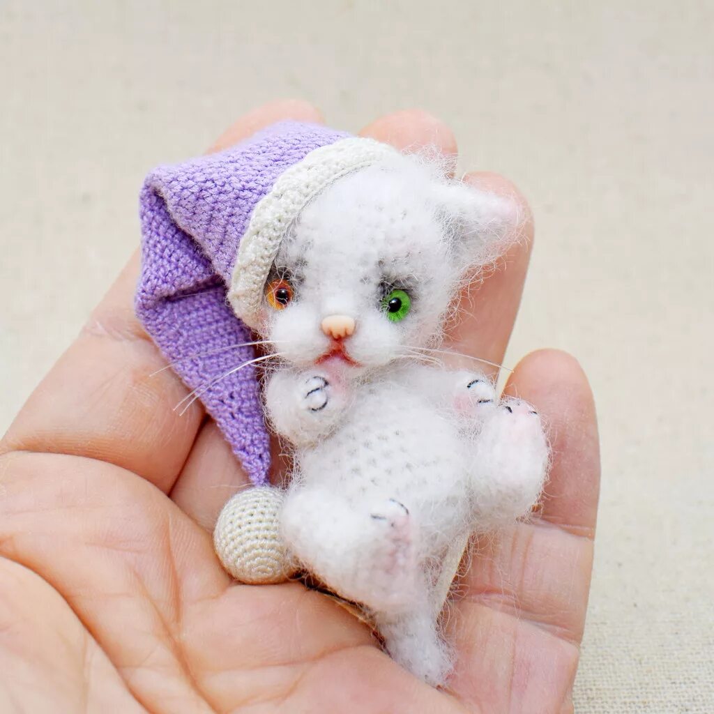 Вязание мини игрушек. Ирина чернявская игрушки амигуруми. вязаный котенок. миниатюрные вязаные игрушки. маленькая игрушка крючком.