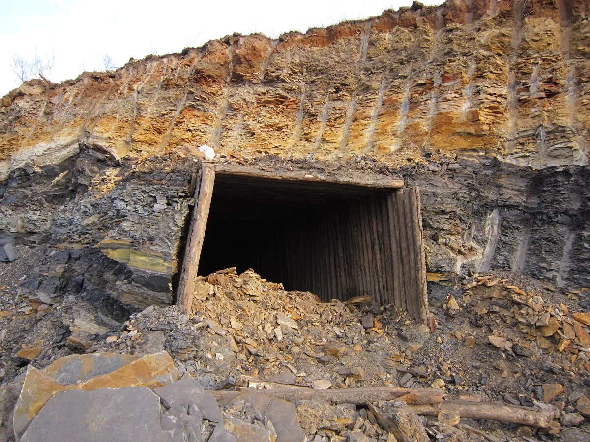 Угольная шахта в разрезе. Кимберлитовая трубка интернациональная. Схема подземной шахты. Схема шахты лифта приямок. Лифтовая шахта и фундамент в разрезе.