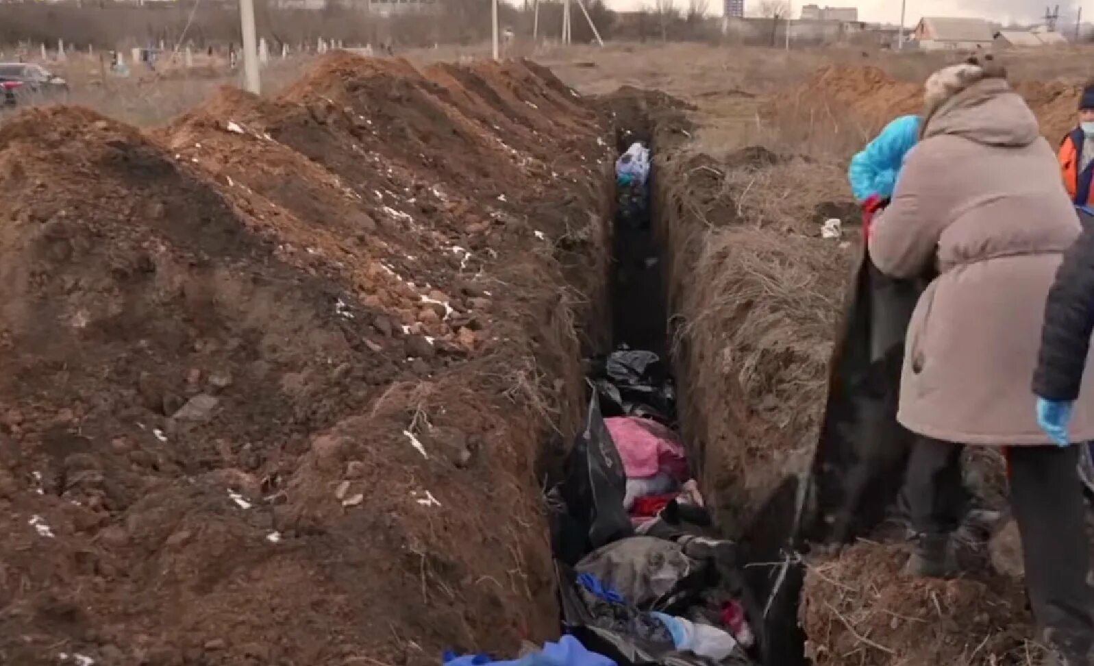 Захоронения в Мариуполе. Захоронения в Мариуполе мирных жителей. Массовые захоронения на Украине. Захоронение жителей Мариуполя.