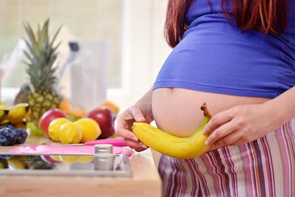 Во время беременности хочется. Беременной и фрукты. Беременный фрукт. Полезные фрукты для беременных.