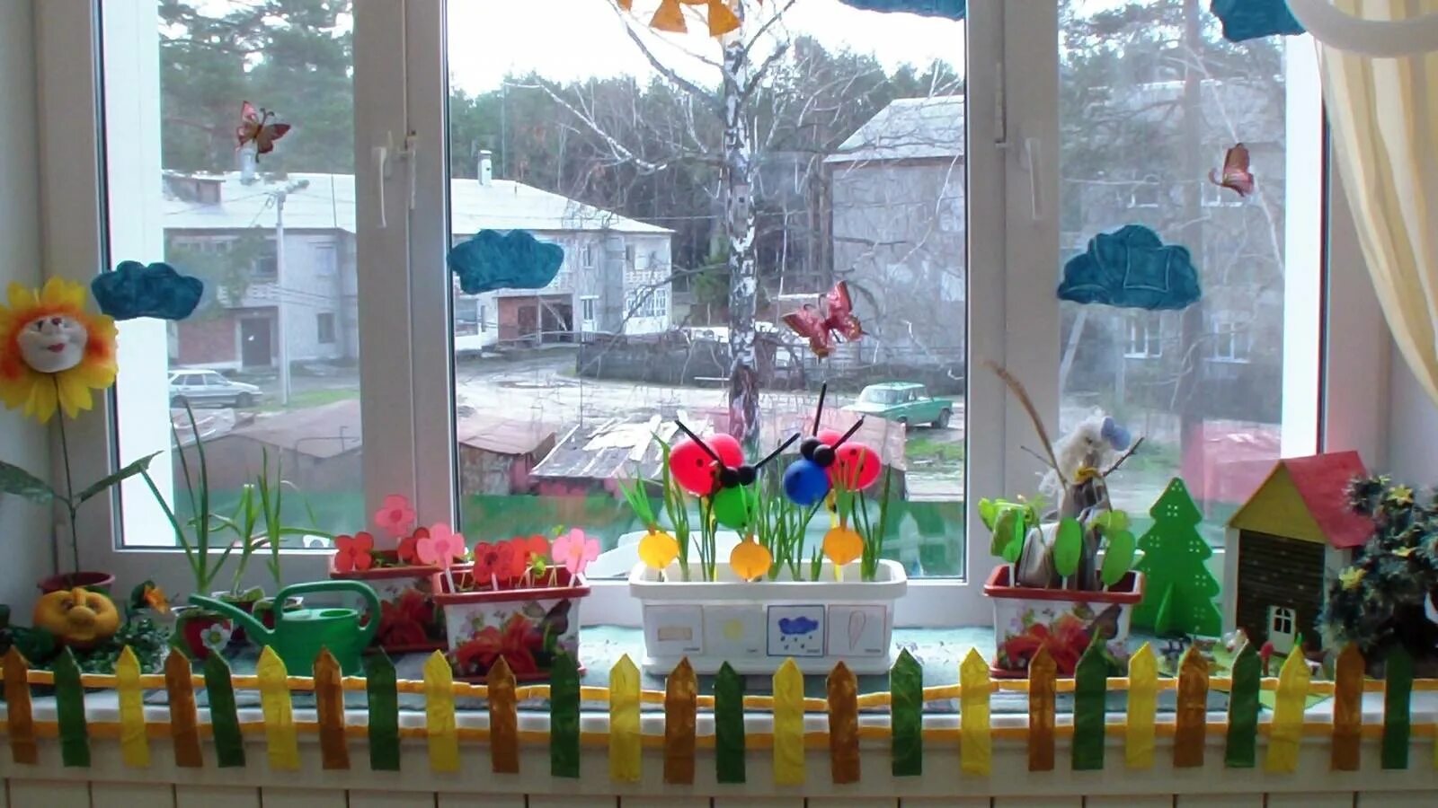 Конкурс сад на окне. Огород на окне в детском саду. Огород на окошке в детском саду. Огород на окне украшение окна.