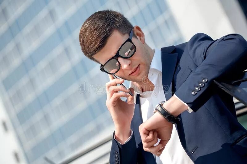 Мужчина в очках бизнесмен. Бизнесмен в очках фото. Деловой мужчина в солнцезащитных очках. Бизнесмен в очках. Мужчина в очках с газетой.