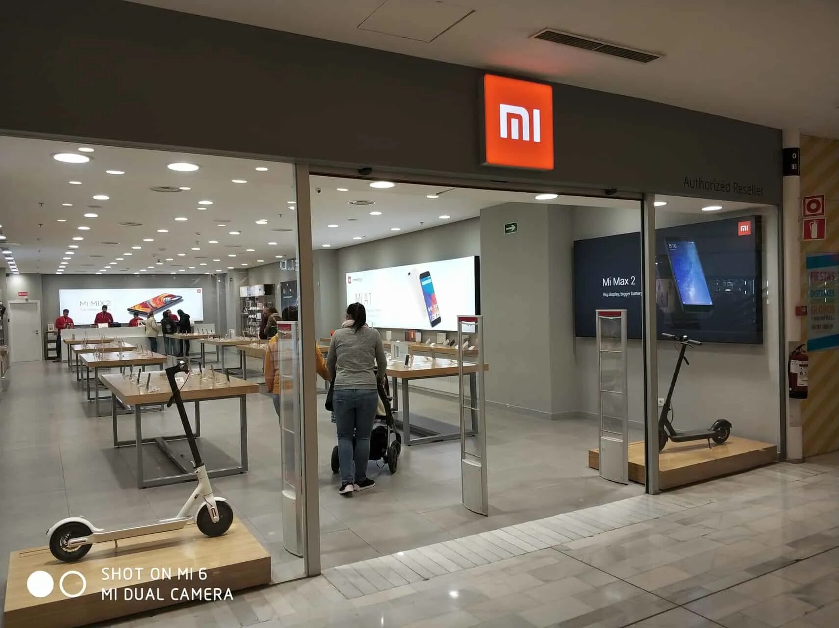 Магазин ксиоми. Магазин сяоми в москве. Xiaomi вывеска. Москва улица декабристов 12 xiaomi. Магазин xiaomi.