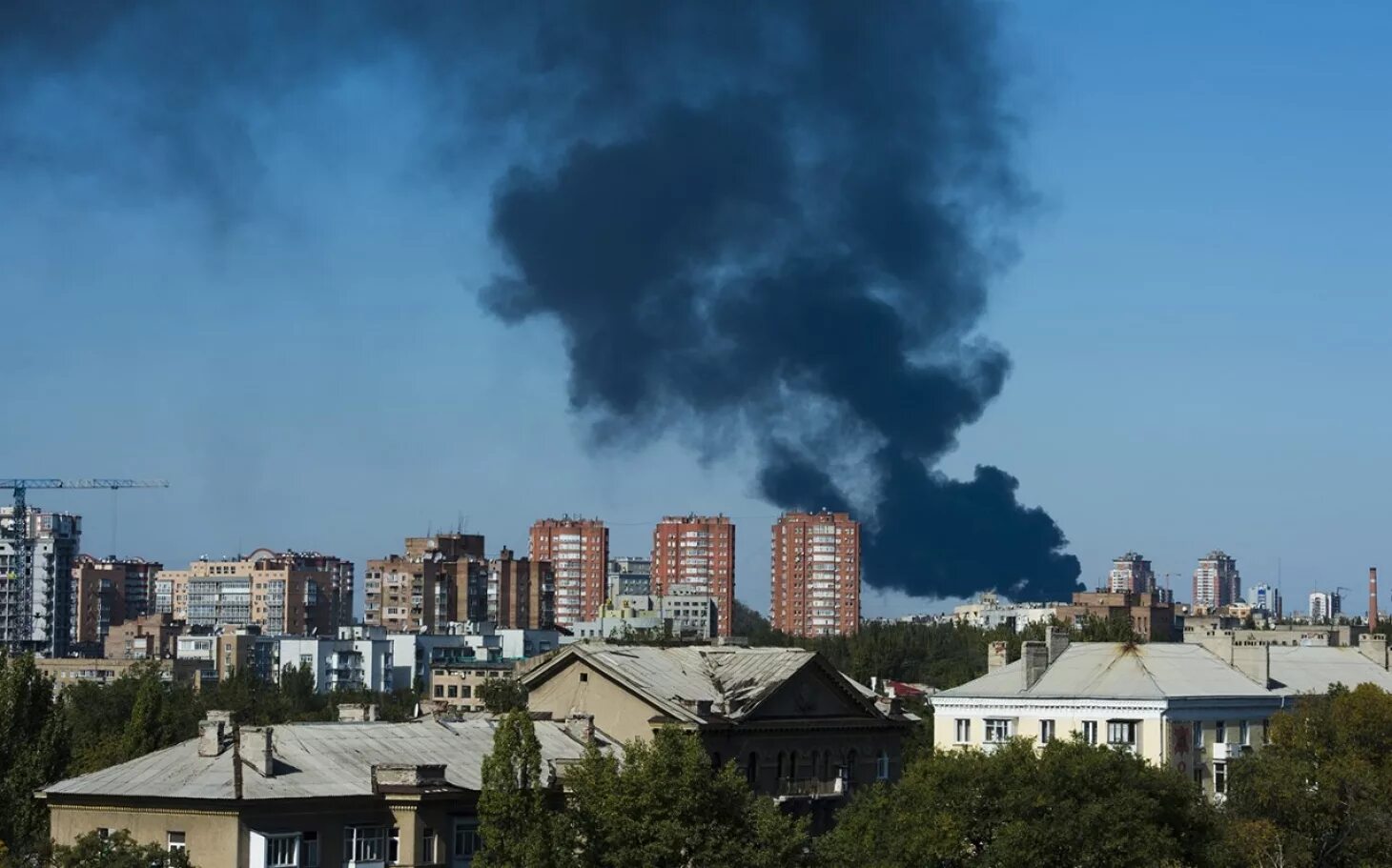 Донецк разрушения. Обстрел донецкого аэропорта в 2014. Макеевка на сегодняшний день. Горловка донецкая область сейчас. Червоногвардейский район макеевки.