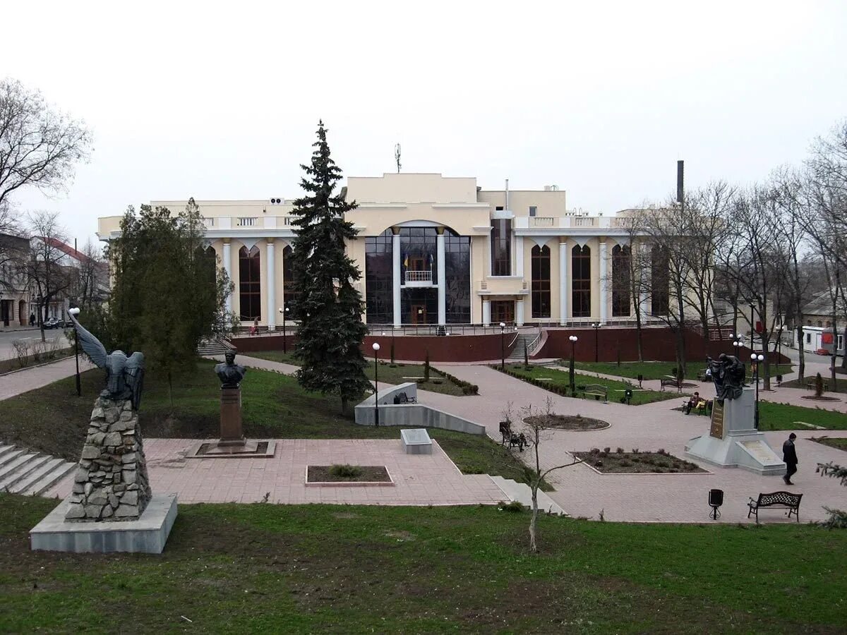 Луганск здания. Город луганск филармония. луганск академическая филармония. здание луганской филармонии. луганск филармония статуи.