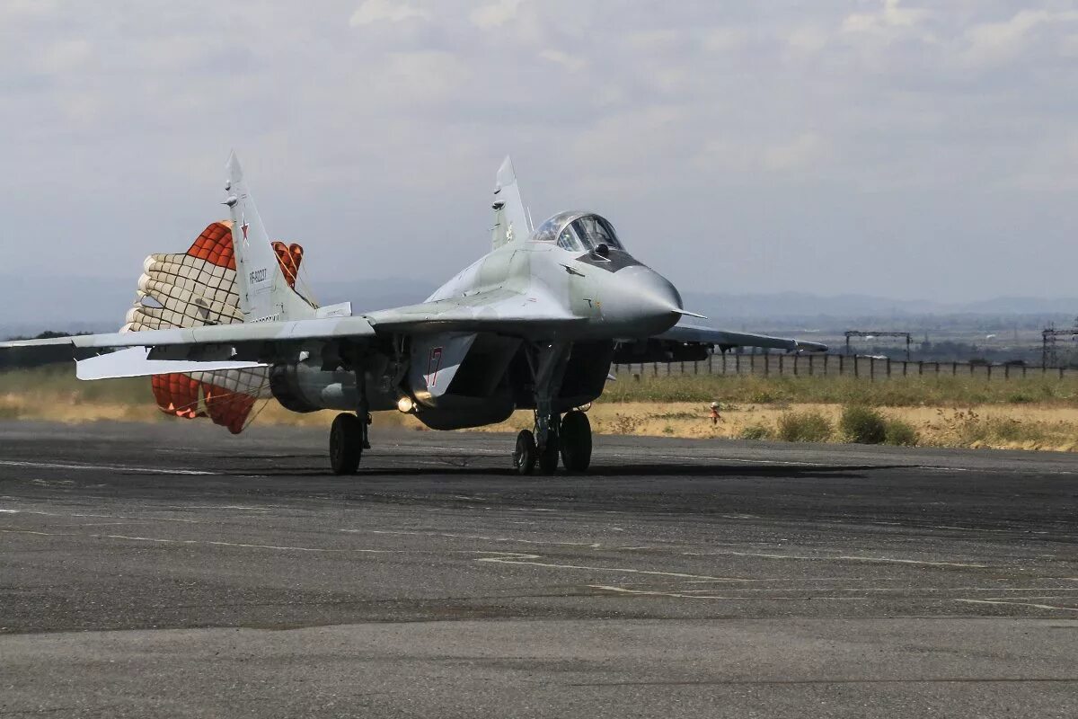 Посадка истребителя. Soviet mig 29. Миг 29 посадка. Миг-29 пушка. Миг 29 атака.