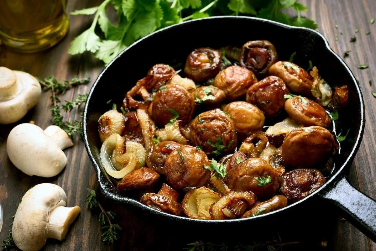 Шампиньоны свежие рецепты вкусно быстро. Жареные грибы. Блюда с грибами. Красивые блюда из грибов. Жареные шампиньоны.
