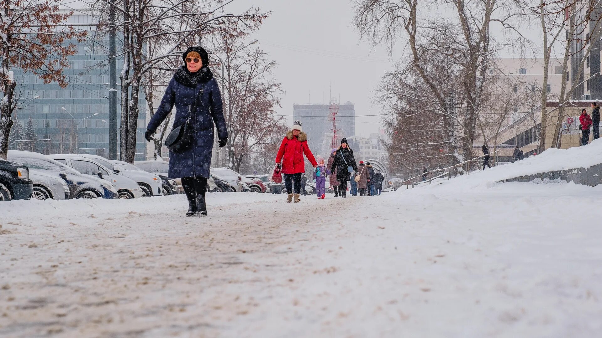 Потепление в Перми. Зима в Перми люди. Потепление Пермь зимой. Люди в городе зимой.